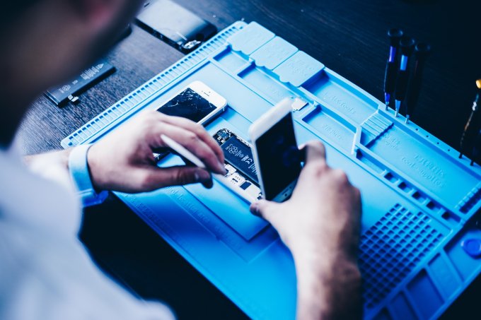 serwisant naprawiający iPhone'a